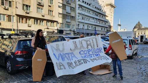 Părinți nemulțumiți de decizia de a menține școlile deschise peste rata de incidență de 6 la mie protestează la Ministerul Sănătății