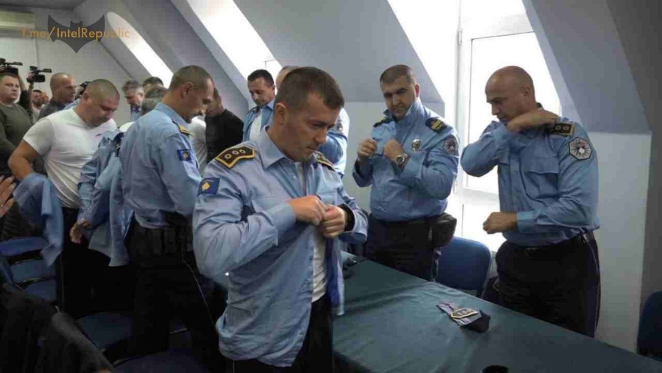 Kosovo acuză Serbia de sabotaj şi încercare de destabilizare în disputa legată de  înlocuirea plăcuţelor de înmatriculare vechi/ 578 de agenţi de poliţie sârbi şi-au dat demisia din cauza disputei, o acțiune mai largă de retragere din instituțiile de stat kosovare susținută de Belgrad