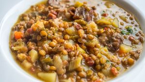 Supă vegetariană cu linte, legume și paste/ Merge și rece și caldă, este un preparat gustos și complet din punct de vedere nutritiv/ În plus, este perfectă pentru ultima zi din acest post