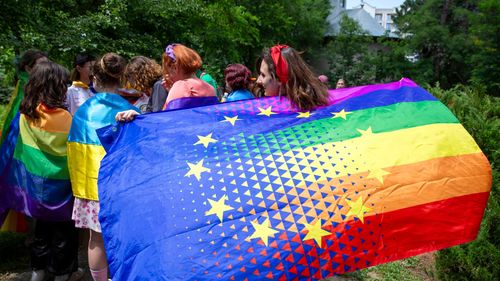 Consiliul Europei recomandă României să creeze un sistem de monitorizare a incidentelor rasiste şi anti-LGBT din şcoli / Se semnalează încă o dată: cuplurile de acelaşi sex nu beneficiază aici de nicio recunoaştere legală