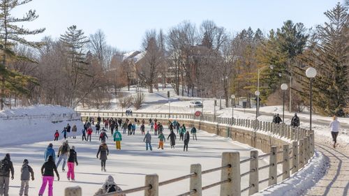 A fost redeschis cel mai mare patinoar natural din lume