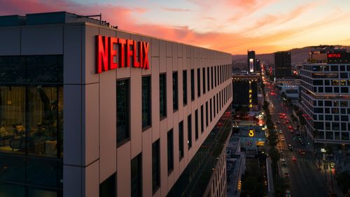 Netflix continuă să câștige noi abonați în Statele Unite după ce a eliminat partajarea parolelor cu familia și prietenii