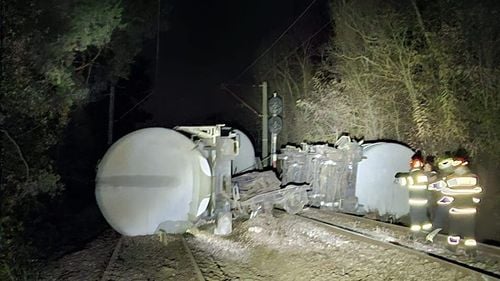 Toate vagoanele trenului cu benzină care a deraiat marți în Mehedinţi au fost repuse pe şine / UPDATE: Traficul feroviar în zonă a fost reluat