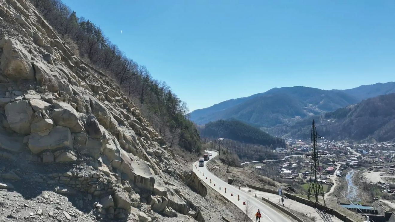 S-au montat senzori pe versanţii de la Siriu, unde au loc frecvente căderi de roci, pe DN 10 / Informațiile colectate de senzori sunt distribuie automat către drumari şi autorităţi