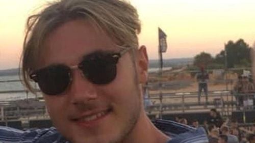 Un englez de 22 de ani, decapitat după ce a vrut să facă selfie cu un elicopter, în timp ce rotorul era încă în mișcare / Pilotul și doi tehnicieni de zbor aflați la sol sunt acuzați de moartea tânărului