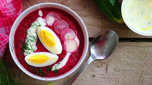 Masa dictatorilor: cu ce l-a servit Lukașenko pe Putin în recenta vizită a liderului rus în Belarus / Machanka cu clătite, cholodnik și draniki