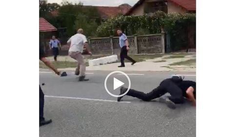 VIDEO A vandalizat mașina poliției și a blocat un drum european / A fost nevoie de intervenția a șapte polițiști pentru a încătușa un bărbat din Gorj