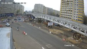 VIDEO Primăria Sectorului 2: Chiar dacă e ziua păcălelilor, tramvaiul 21 și-a reluat circulația de azi. Lucrările la montarea tablierului s-au finalizat
