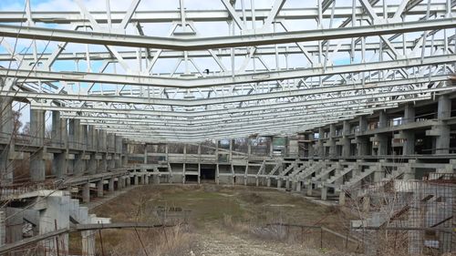 FOTOGALERIE Cum arată şantierul patinoarului "Flamaropol" lăsat de Primăria Capitalei în paragină din 2019: stâlpi din fier ruginiţi, beton măcinat din cauza intemperiilor, subsol inundat, grinzi metalice lăsate direct pe pământ