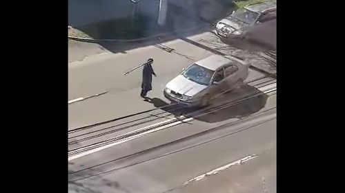 VIDEO Baia Mare: Tânăr care distrugea cu bâta şi cu toporul maşini aflate în trafic, reţinut de poliţişti