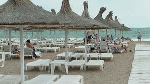 Litoralul caută turiști cu orice preț. Reduceri masive, cafele gratis și cadouri pentru cei care au luat 10 la Bacalaureat