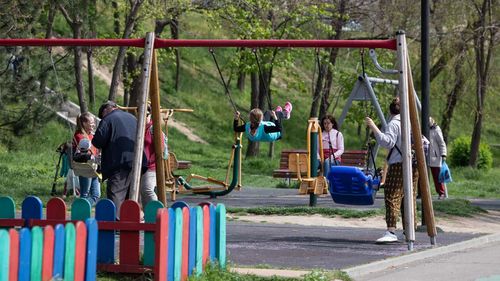 Spații de joacă speciale pentru copiii cu dizabilități, în premieră, în parcurile din Brașov / Propunere de consiliu local