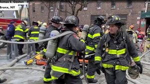 VIDEO Incendiu într-un bloc din New York: 63 de persoane sunt rănite, din care 31 se află în stare gravă/ 200 de pompieri intervin, cauza este necunoscută