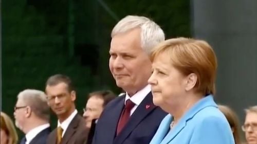 VIDEO Angela Merkel, a treia criză de tremurat în mai puțin de o lună / Replica șefei guvernului: "Mă simt foarte bine. Lumea nu trebuie să îşi facă griji"