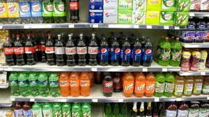 Zece lucruri pe care nu ți le-a spus nimeni despre băuturile carbogazoase / De la mituri urbane la secrete istorice / Cum a ajuns Coca-Cola un fenomen global și ce povești ascunde industria sucurilor