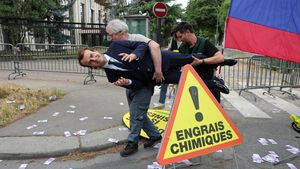 Statuia de ceară a lui Emmanuel Macron a fost furată din Muzeul Grévin şi depusă în faţa Ambasadei Rusiei / Ce au vrut să transmită activiștii Greenpeace - VIDEO