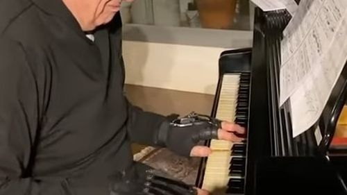 VIDEO Un pianist brazilian care nu îşi mai putea folosi mâinile cântă cu ajutorul unor mănuşi bionice