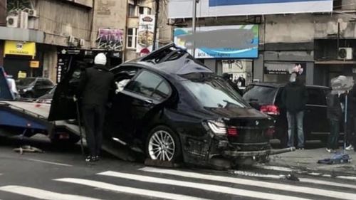 Un șofer urmărit de polițiști a intrat cu mașina într-un stâlp pe Bulevardul Magheru din Capitală / Bărbatul consumase alcool și droguri