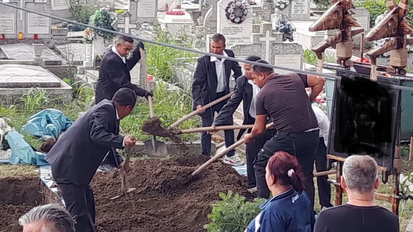 FOTO | Cum au ajuns tineri din Nepal să îngroape morții Timișoarei și să schimbe imaginea Cimitirului Eroilor / „Nu beau, nu cer bani și sunt foarte curați și ordonați”