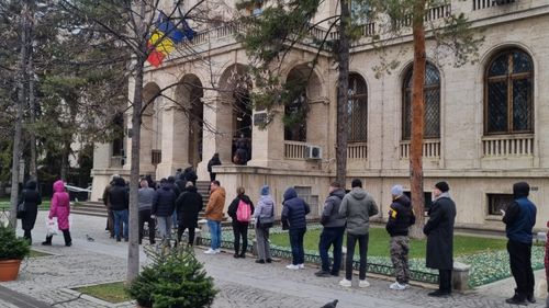 Ieșenii stau la coadă la Sucursala BNR Iași pentru bancnota aniversară dedicată regelui Carol I