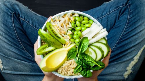 Ce sunt acele boabe verzi numite edamame de care auzim tot mai des în jurul nostru și nu știm care e treaba cu ele? Sunt unul dintre puținele alimente vegetale care conțin toate proteinele