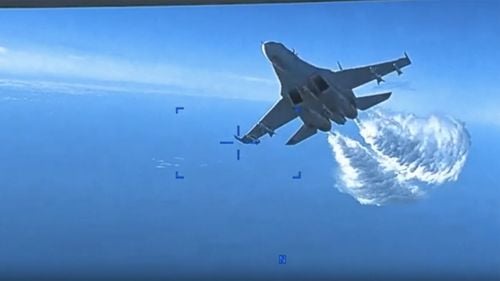 BREAKING VIDEO Armata americană publică primele imagini cu momentul în care un avion de vânătoare rusesc atacă drona MQ-9 Reaper deasupra Mării Negre / Elicea dronei, vizibil deteriorată