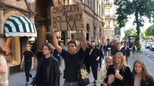 VIDEO Suedia cere protestatarilor să se mute online în timpul pandemiei de coronavirus / Mii de suedezi au sfidat restricțiile și au demonstrat împotriva violenței poliției americane