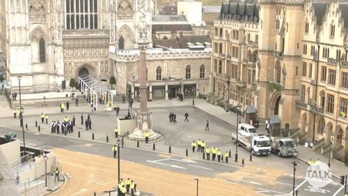 VIDEO Ziua încoronării Regelui Charles al III-lea al Regatului Unit al Marii Britanii și Irlandei de Nord: De la ora 06:00 au fost deschise publicului zonele de vizionare de-a lungul traseului procesiunilor prin centrul Londrei