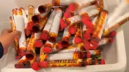 Înaintea meciului dintre FCSB și FC Rapid, jandarmii au ridicat de pe Arena Națională zeci de materiale pirotehnice