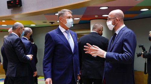 Klaus Iohannis, de la Consiliul European: Se discută intens despre condițiile de acordare a acestor sume. Pentru România aceste condiții nu sunt o problemă, fiindcă, din fericire, problema statului de drept a fost rezolvată în sens pozitiv prin referendumul de anul trecut și prin schimbările politice care s-au făcut
