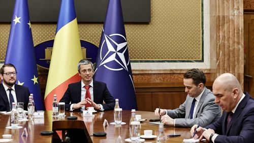 Premierul Bolojan s-a întâlnit cu reprezentanți ai fondurilor care împrumută România, coordonați de banca JP Morgan. Discuții despre reforme și stabilitatea politică