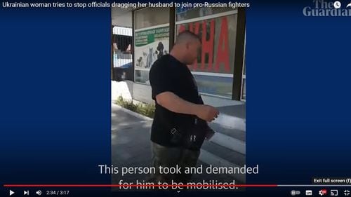 VIDEO O femeie încearcă să-și salveze soțul de la mobilizarea forțată alături de milițiile pro-ruse, în Donbas