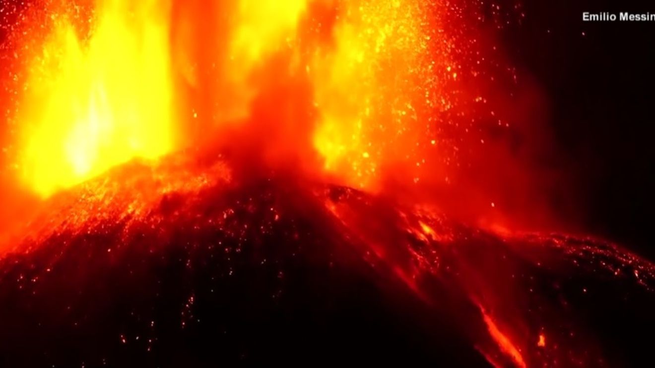VIDEO Imagini spectaculoase cu erupția vulcanului Etna, în timpul nopții și pe zi/ Este cel mai înalt și activ vulcan din Europa
