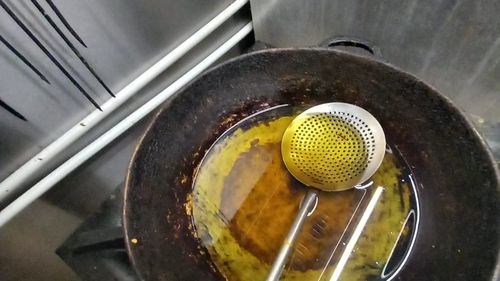 VIDEO Restaurant indian din Constanţa, închis temporar de OPC: Colac de toaletă depozitat pe cuptorul cu pizza, spaţii frigorifice murdare, fire electrice care atârnau neprotejate pe pereţi