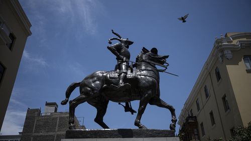 Statuia unui conchistador spaniol a fost reinstalată în centrul orașului Lima
