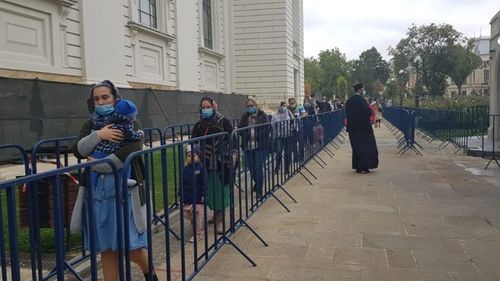 Racla cu moaștele Sfintei Parascheva va fi scoasă în curtea Catedralei Mitropolitane de la Iași. În urmă cu o săptămână, reprezentanții Mitropoliei deciseseră să nu o mai scoată