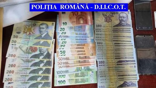 VIDEO Percheziții DIICOT la membrii unei grupări care ar fi înșelat peste 5.000 de persoane cu anunțuri online fictive / Prejudiciul estimat este de peste 2 milioane de euro