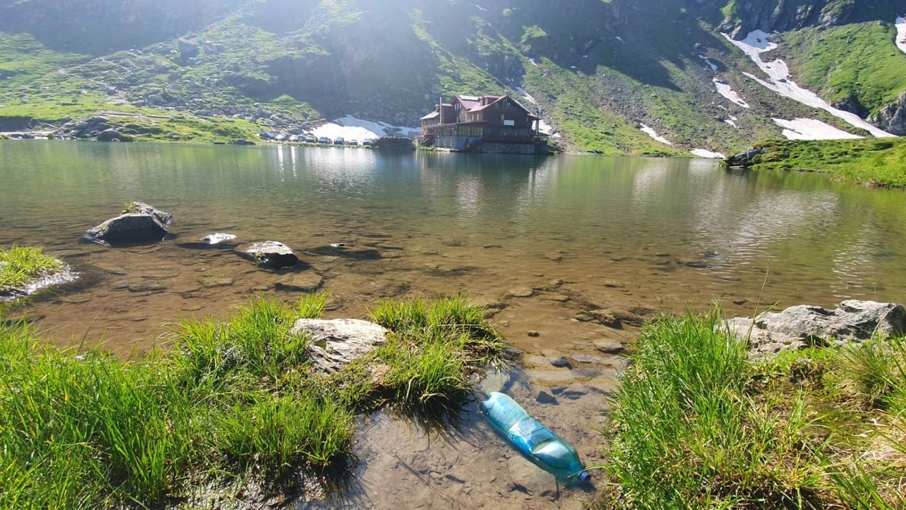 FOTO Bâlea Lac a ajuns o rușine pentru turismul sibian: Vârful kitsch-ului / La suprafața lacului glaciar poți observa păstrăvi sărind pe lângă PET-uri