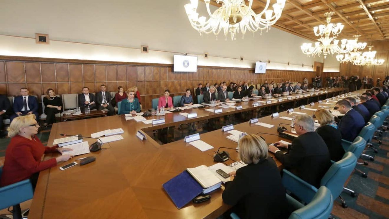 SONDAJ Din 50 de salariați, 37 ar aplica pentru un job în România S.A.,12% pentru funcția de Premier. Dintre ei, unul din trei ar moderniza școlile și învățământul