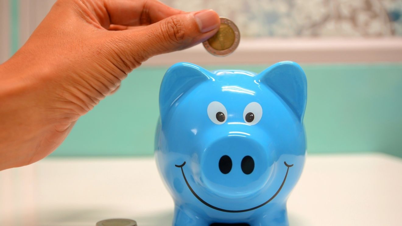 Cum îți poți salva economiile de inflație. Economiștii nu recomandă cumpărarea de imobiliare în această perioadă