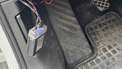 Prefectul de Olt acuză că cineva i-a montat un ”sistem de localizare prin GPS” sub mașină /  A făcut sesizare la poliție / Piesa cu acest cod e un modul de semnalizare și poate fi găsită pe internet / ”Are un fir de 2 metri, a fost montată în grabă”