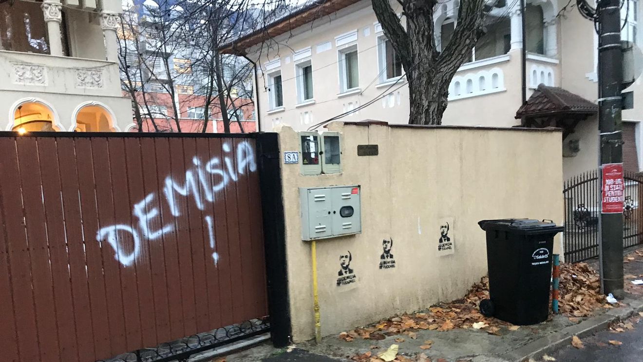 FOTO Inscripții stradale prin care se cere demisia lui Tudorel Toader din funcția de rector au apărut în zona Universităţii din Iaşi și pe poarta locuinţei fostului ministru al Justiţiei