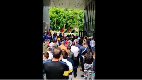 VIDEO Sute de români care stau la coadă să voteze la Londra au început să scandeze ”M...e PSD” când au aflat că s-au terminat buletinele de vot
