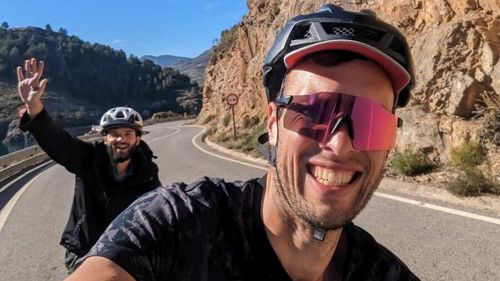 VIDEO & GALERIE FOTO Povestea lui Chris și Victor, doi tineri din Franța care au renunțat la joburile și viețile de corporatiști și au plecat pe biciclete în jurul lumii/ Cum și de ce au ajuns în România