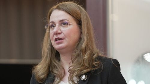 Planurile-cadru vor fi scoase în dezbatere publică atunci când vor fi gata analizele de impact, spune Ligia Deca. Ministra a refuzat să spună dacă amânarea publicării ține de campania electorală