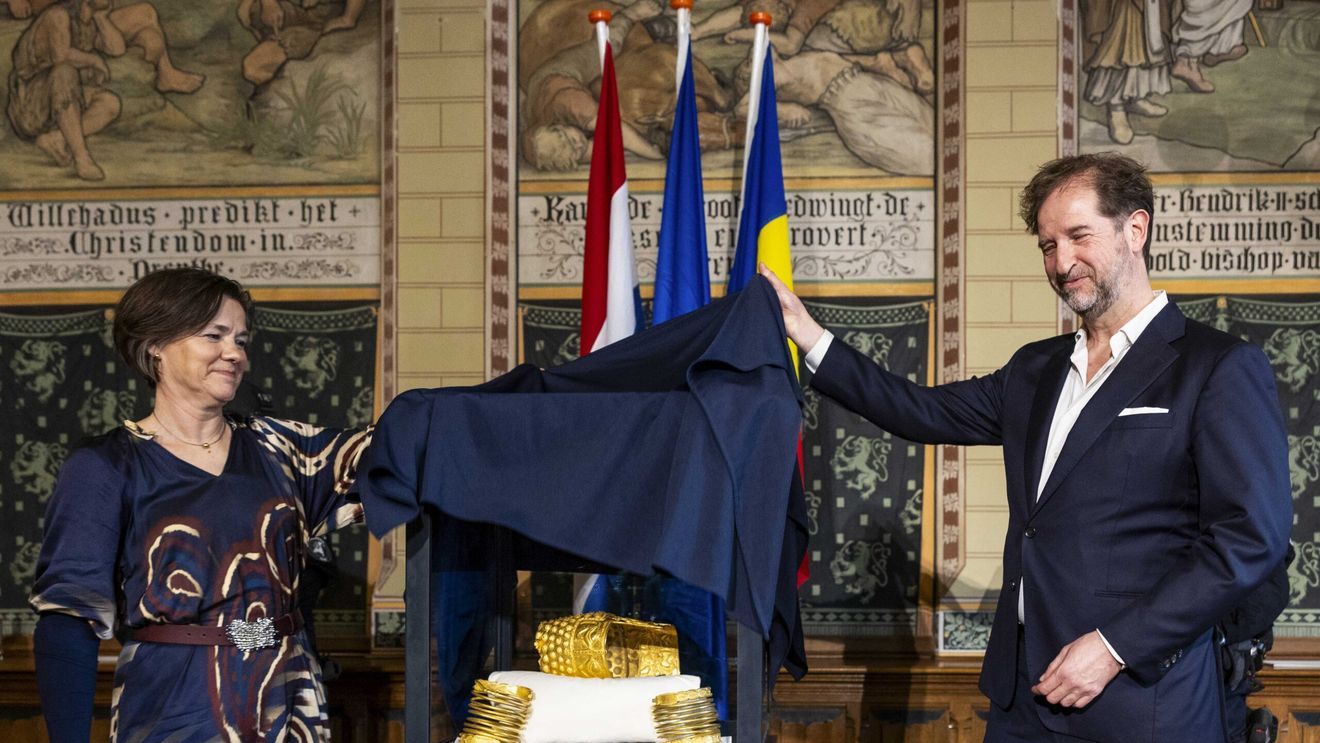 FOTOGALERIE Coiful dacic de la Coțofenești a fost prezentat de poliția din Țările de Jos. Comoara a fost predată autorităților de avocatul suspecților, în schimbul unei pedepse mai blânde
