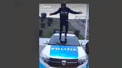 Polițiștii au deschis dosar penal după ce pe Tik Tok au apărut imagini cu un bărbat care stă pe capota unei autospeciale/ Mașina se afla într-un service din Craiova