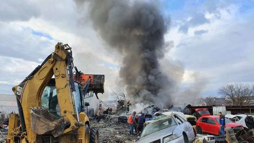 Firmă de dezmembrări auto din Suceava, vizată de percheziții. Administratorii sunt suspectați că vindeau piese declarate distruse