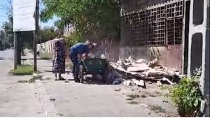 VIDEO Autoritățile au amendat cu 30.000 de lei o femeie care a aruncat moloz pe domeniul public din Craiova/ Femeia și muncitorii au fost înregistrați video de localnici