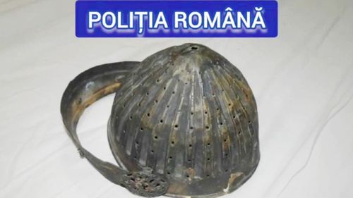 ”Coiful istoric cu diademă”, descoperit în ianuarie de polițiști din Argeș, e de fapt butaforie. ”Poate să fie o jucărie metalică”